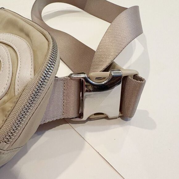Lululemon Everywhere Belt Bag Convertible Fanny Pack Tan Travel Crossbody - Picture 4 of 6